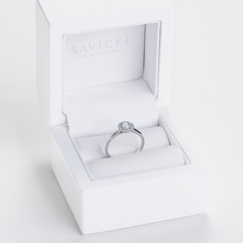 Pierścionek zaręczynowy SAVICKI: białe złoto, biały szafir, diamenty